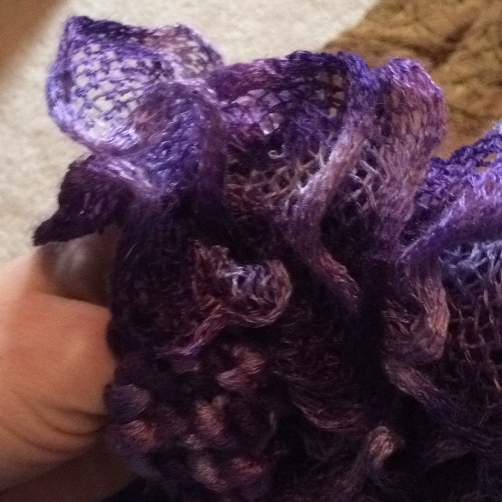Ruffle neck wrap - Picture 4 of 4